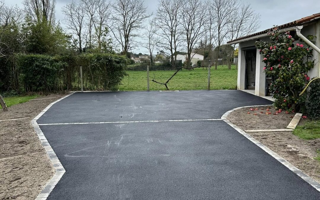 Parking et chemin enrobe